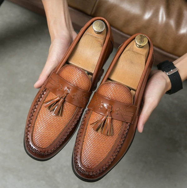 Sepatu Moccasin dengan Desain Woven